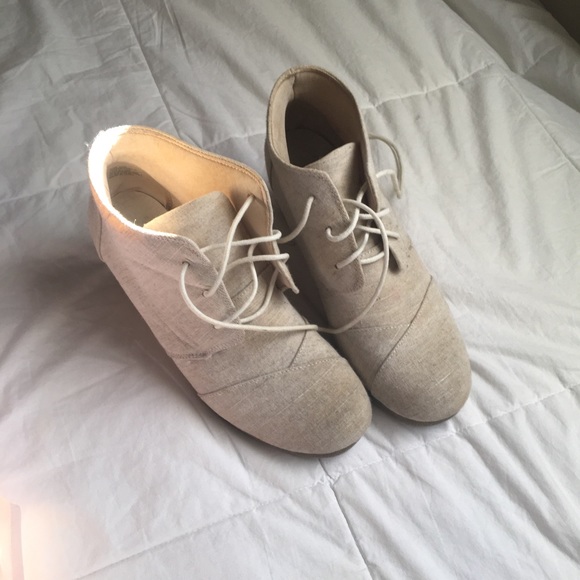 Size 9 and half boot heel. Worn only once. - Picture 1 of 5